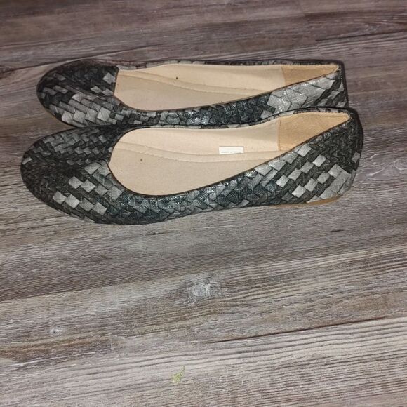 Cinak various shades of gray silver flats Sz 9 - Picture 3 of 7
